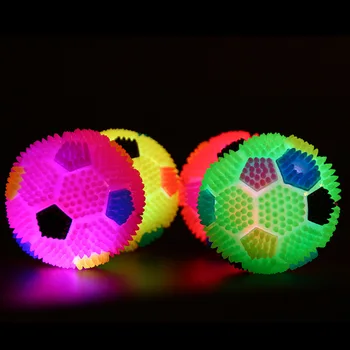 O Squeak Luz de Bola de Futebol Brinquedo do Cão Limpa os Dentes E Promove Dentária E a Saúde da Gengiva Seu animal de Estimação o LED a Piscar a Luz de Som Bouncy Ball